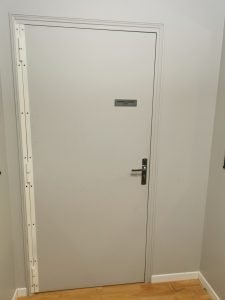 Barre de pivot fixée sur porte - blindage de porte et assurance