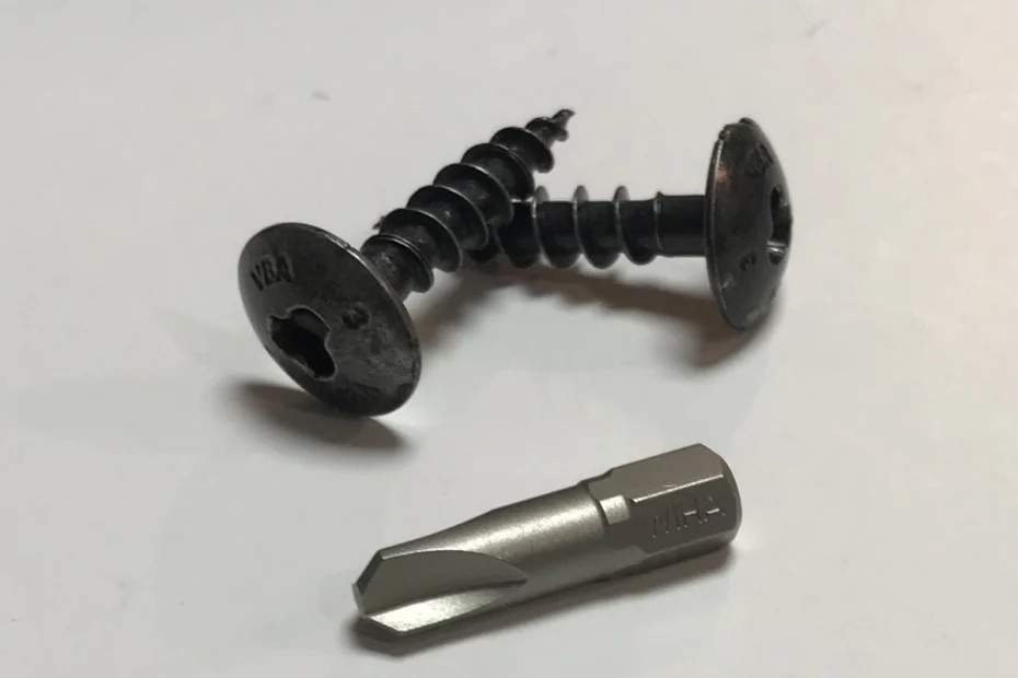 vis involtur comment poser des cornières anti-pinces blindage porte 2 vantaux